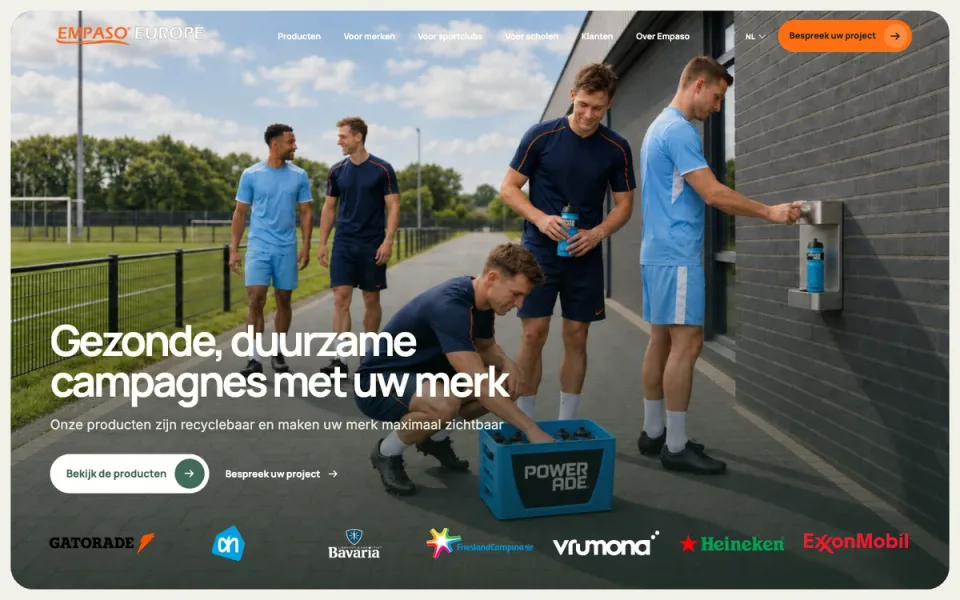 De Empaso-homepage met sporters, teamkratten en een watertappunt